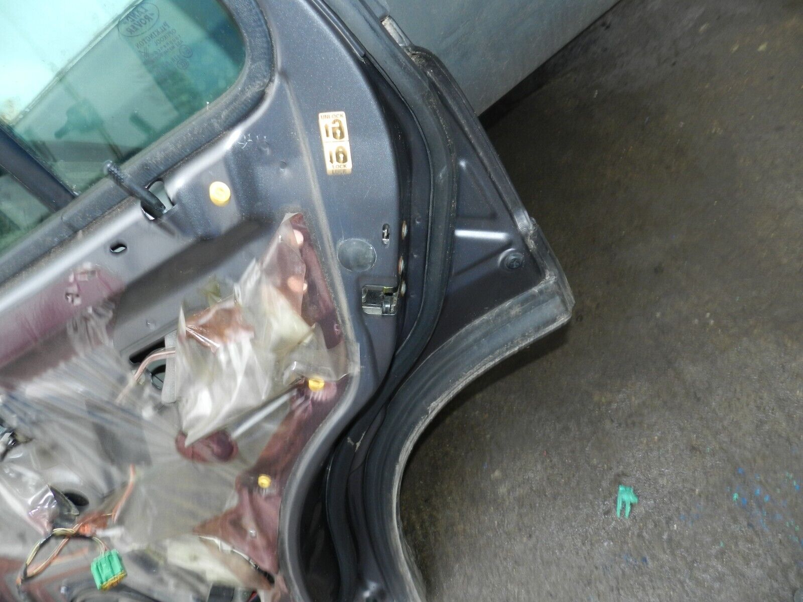 2006 LAND ROVER FREELANDER 1 FACELIFT L314. DRIVER REAR DOOR IN BONATTI GREY - Image 6