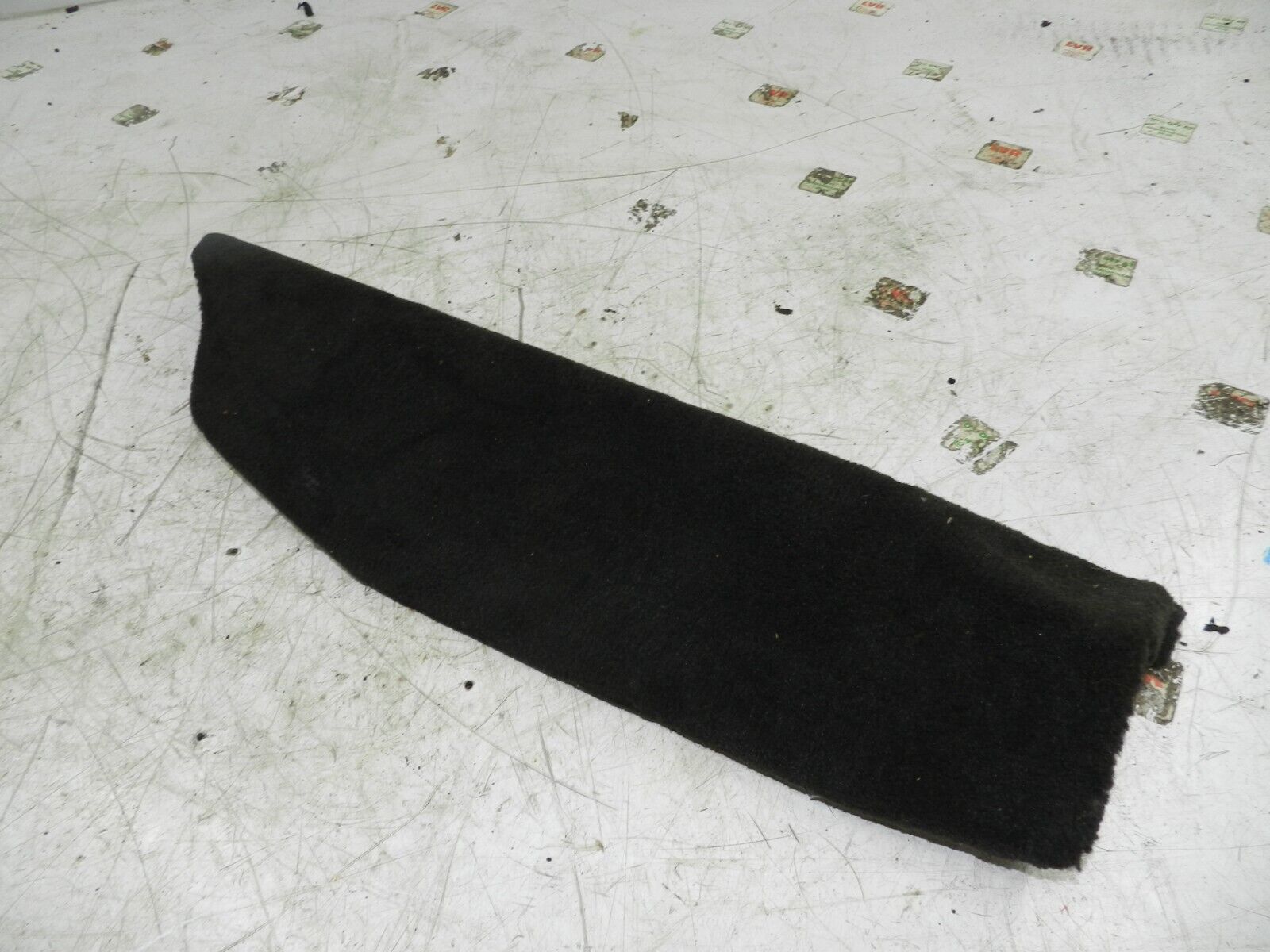 134. 1997-2002 JAGUAR XJ8. CARPET TRIM