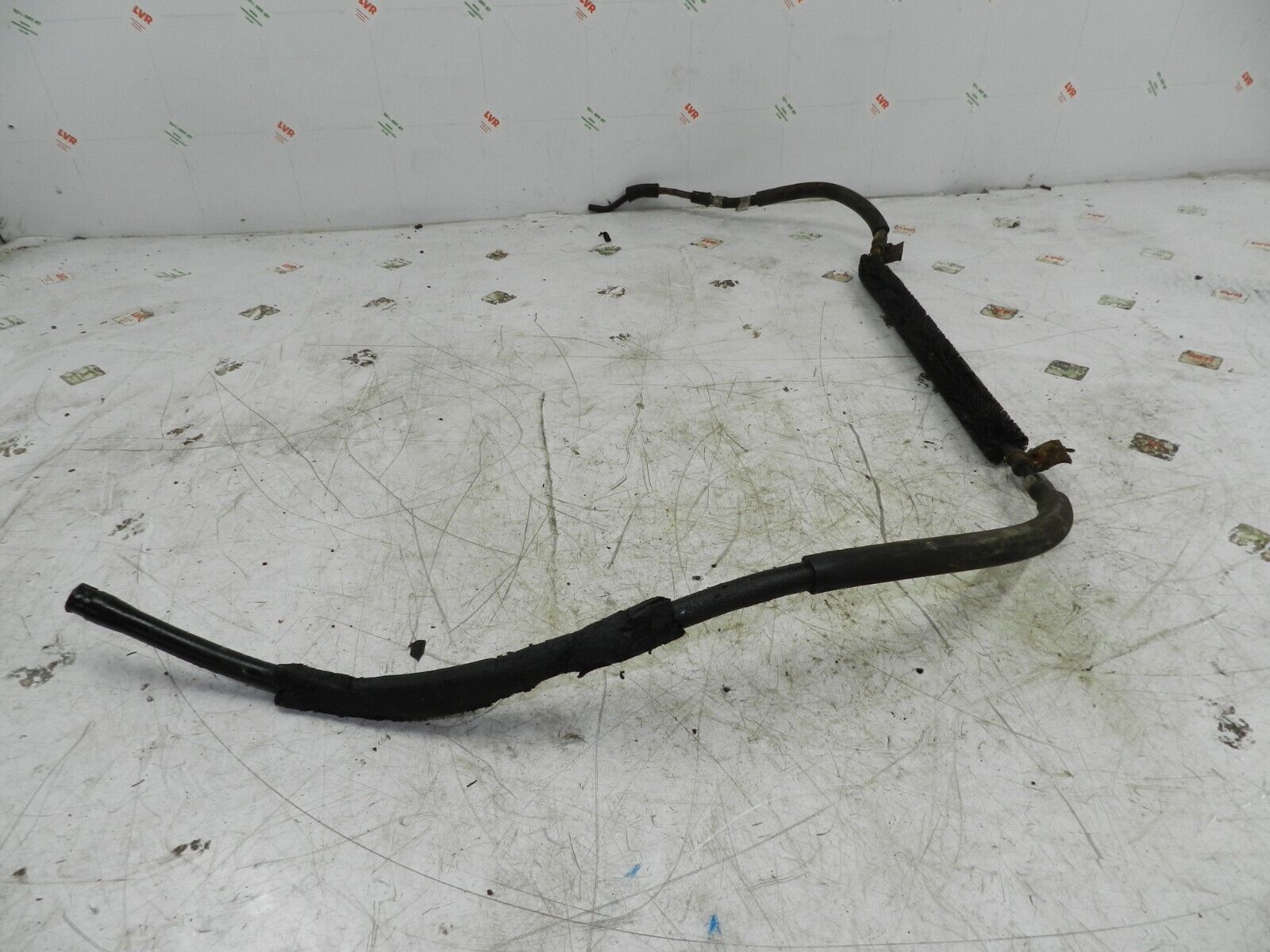 134. 1997-2002 JAGUAR XJ8. OIL COOLER AND PIPE