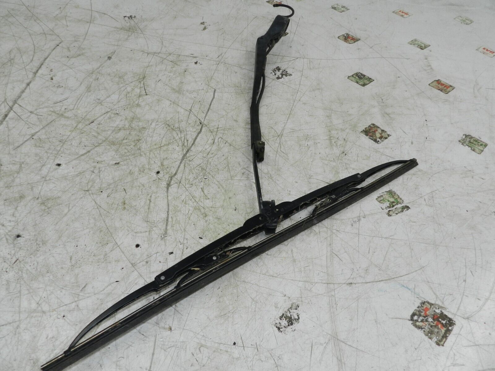 134. 1997-2002 JAGUAR XJ8. WIPER ARM