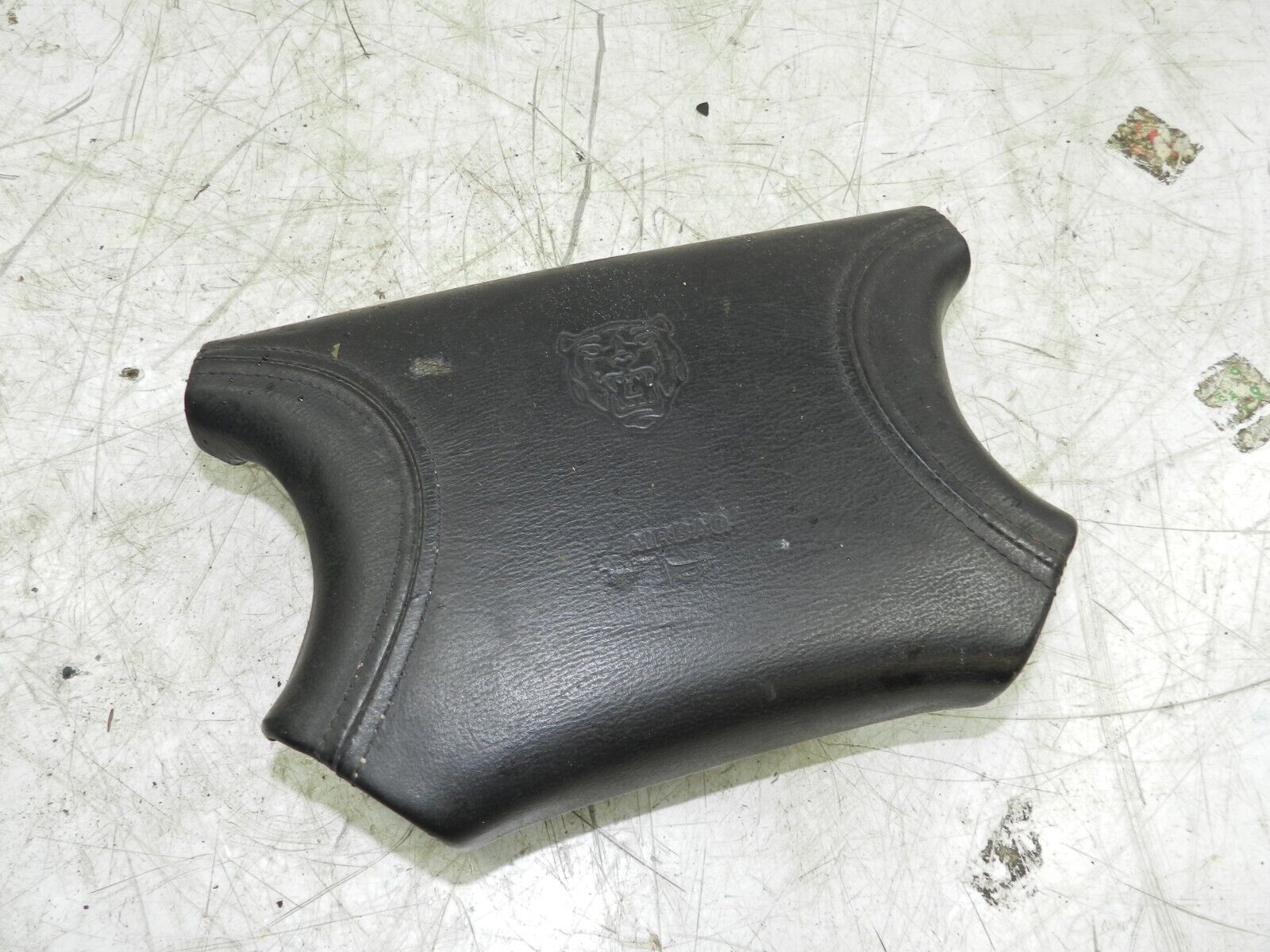 134. 1997-2002 JAGUAR XJ8. STEERING WHEEL AIRBAG
