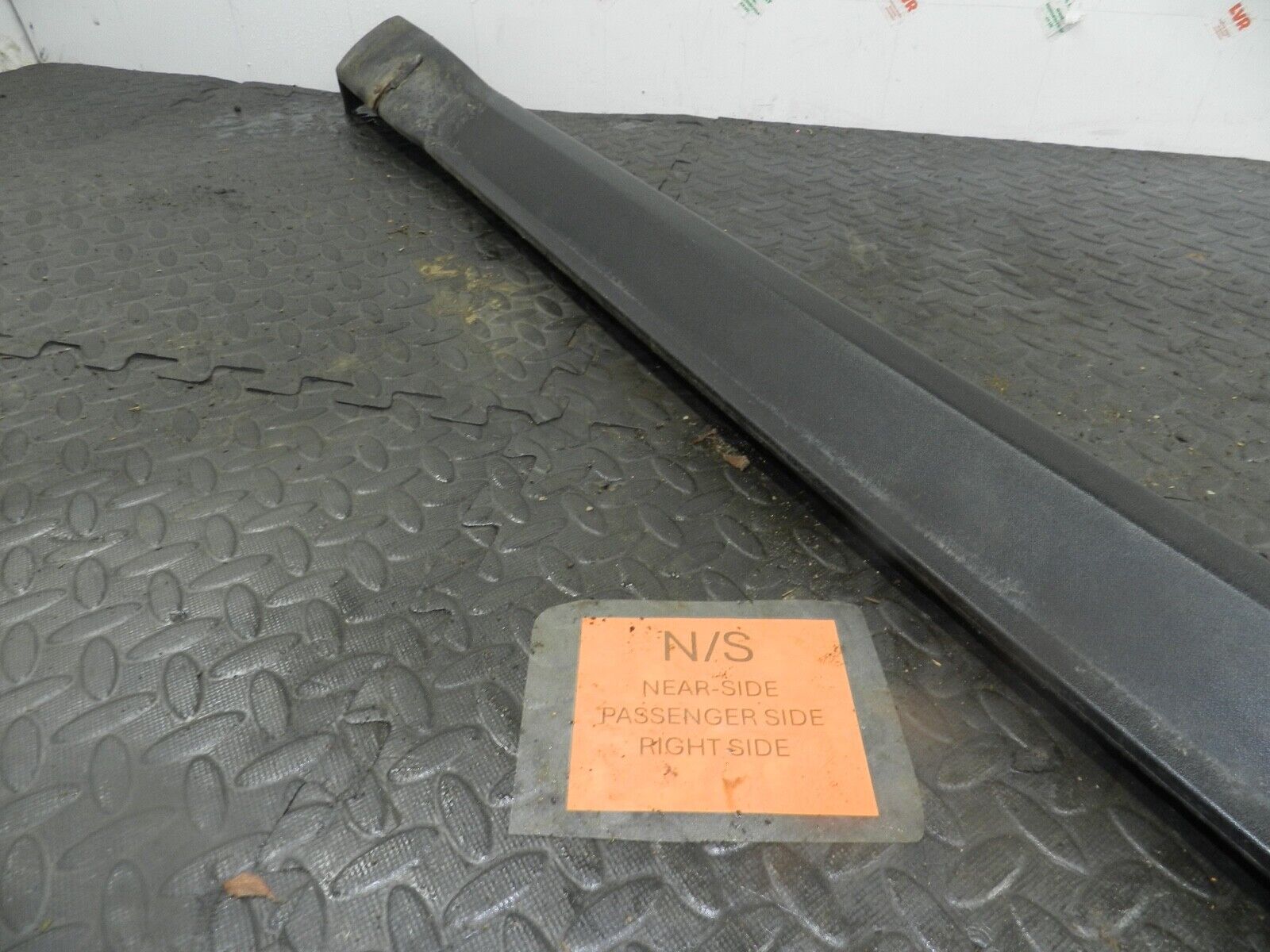 155 1999 LAND ROVER DISCOVERY 2 V8. PASSENGER SIDE SKIRT PANEL
