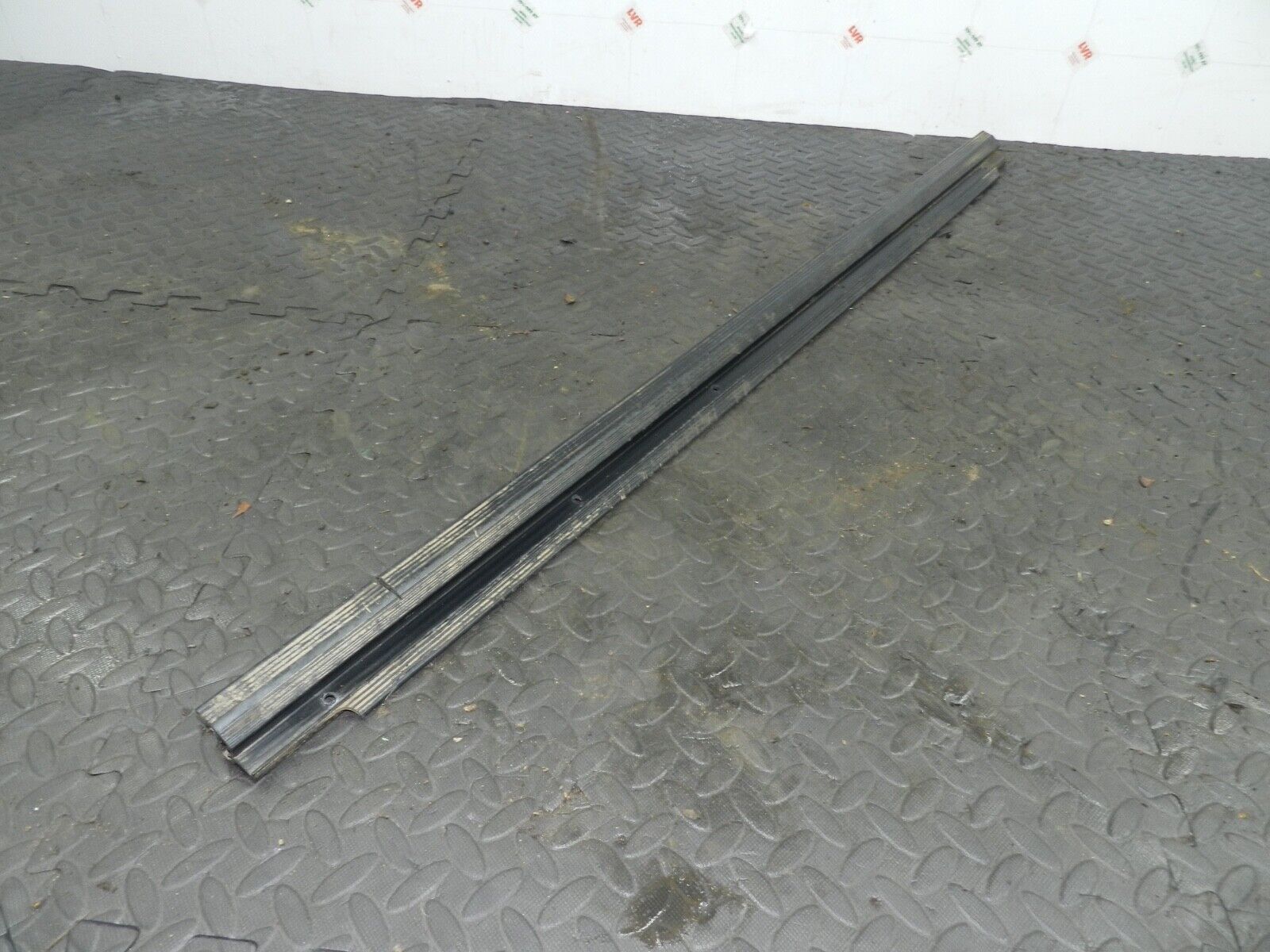 155 1999 LAND ROVER DISCOVERY 2 V8. SILL TRIM BOOT TAIL GATE