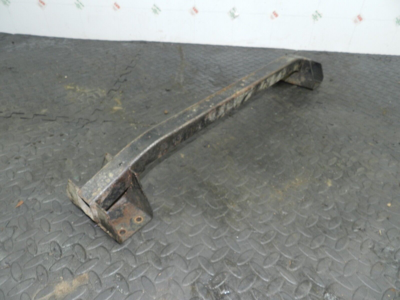 155 1999 LAND ROVER DISCOVERY 2 V8. CHASSIS SUPPORT BRACKET FRAME