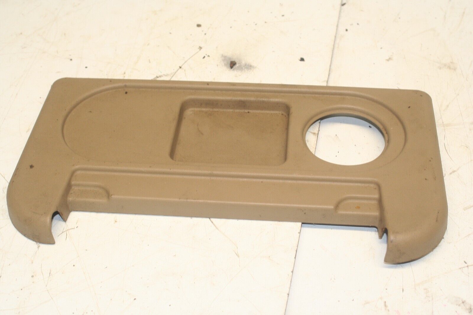 2001 LAND ROVER DISCOVERY 2 TD5. 3RD ROW SEAT TRAY TRIM DRINKS TABLE AWR3372