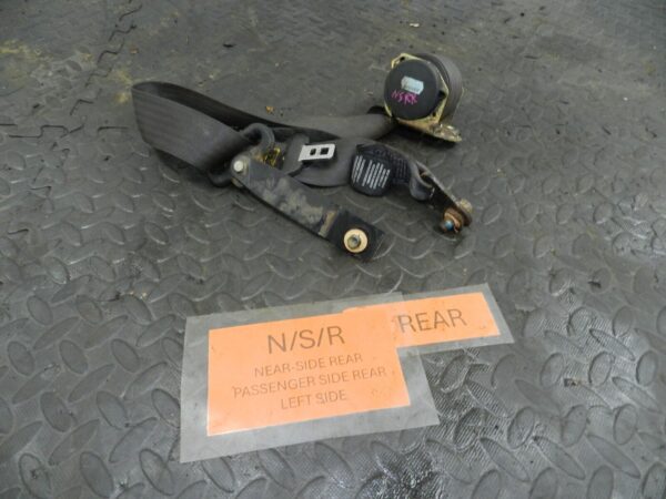 155 1999 LAND ROVER DISCOVERY 2 V8. PASSENGER REAR SEAT BELT THIRD 3rd ROW