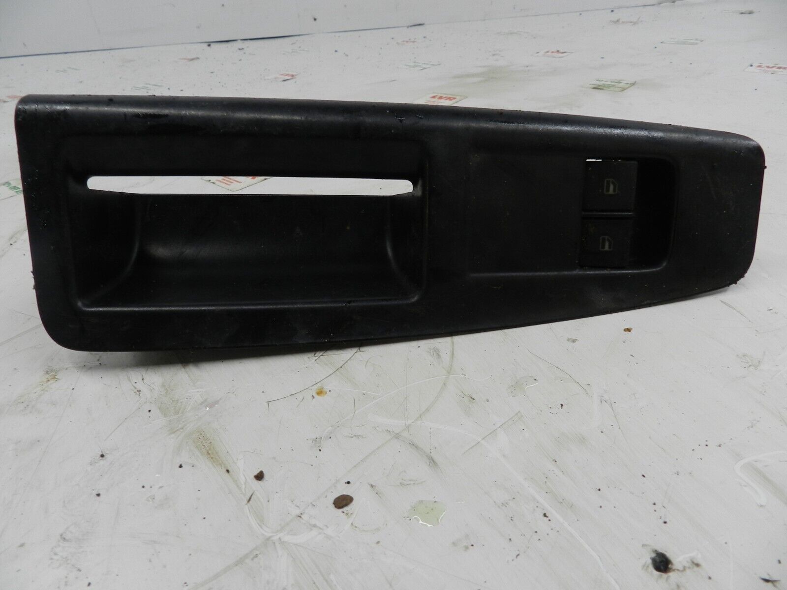 VOLKSWAGEN POLO 9N. DRIVER SIDE WINDOW SWITCH - Image 2