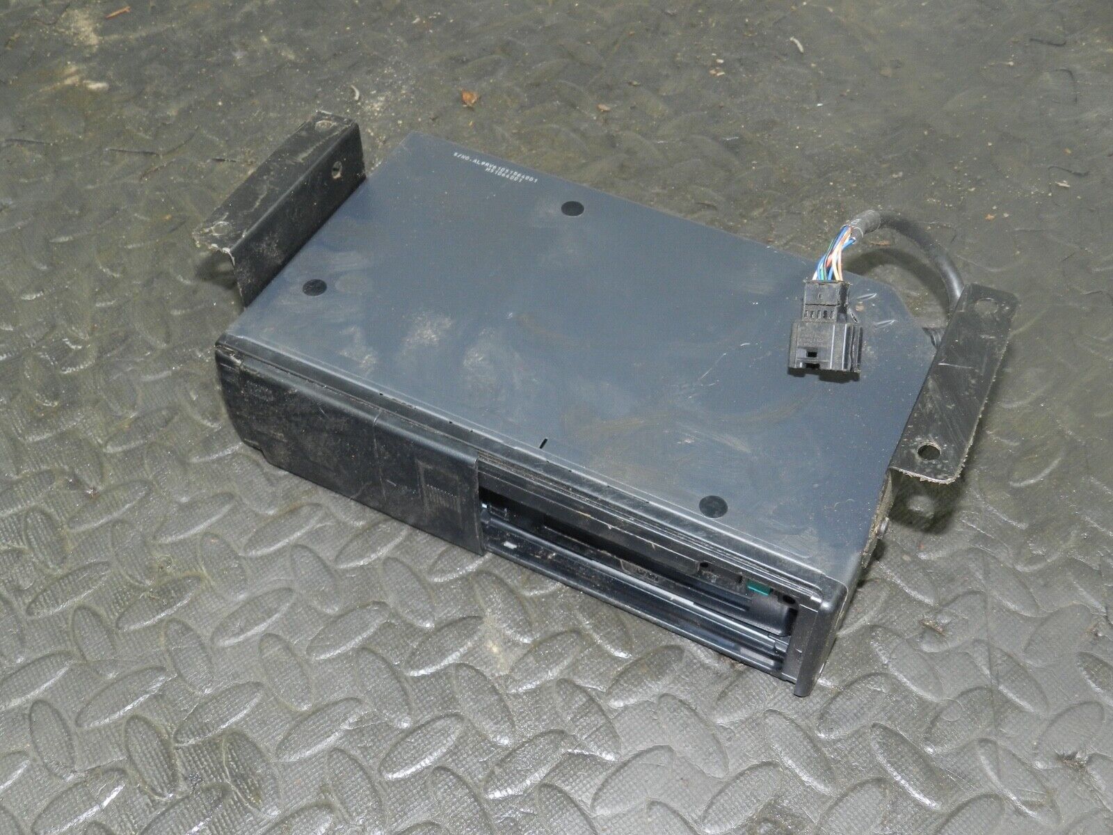 155 1999 LAND ROVER DISCOVERY 2 V8. ALPINE MULTI CD CHANGER