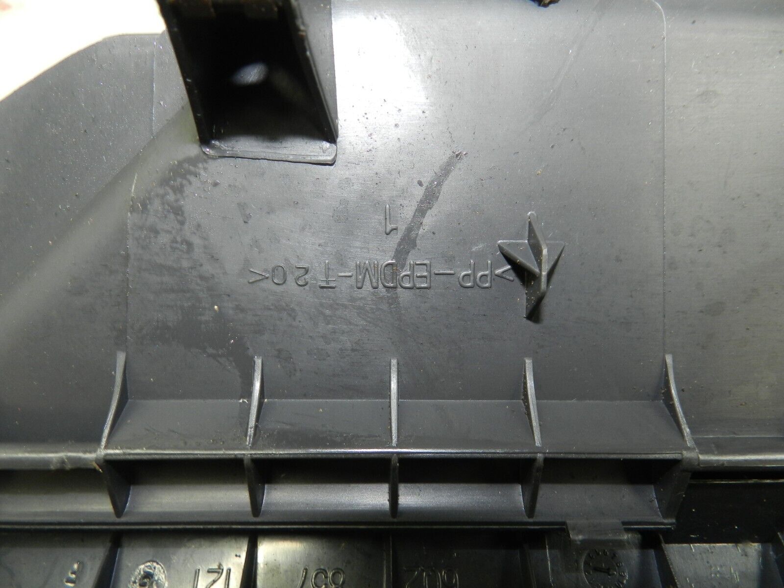 VOLKSWAGEN POLO 9N. GLOVE BOX HOUSING AND LID - Image 2