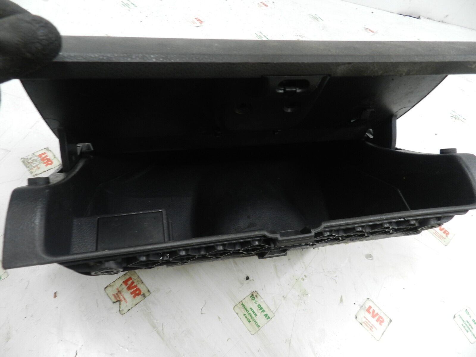 VOLKSWAGEN POLO 9N. GLOVE BOX HOUSING AND LID - Image 3