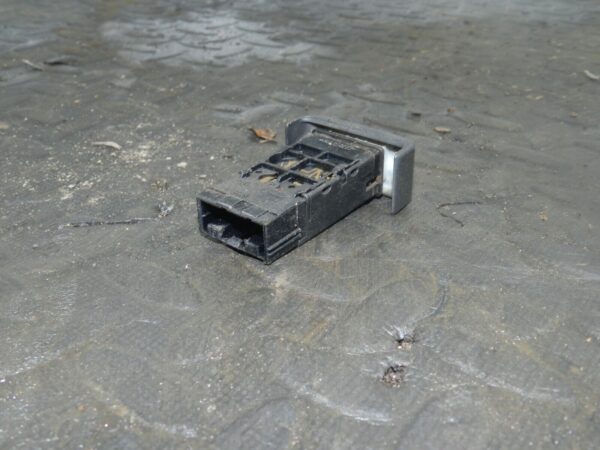 155 1999 LAND ROVER DISCOVERY 2 V8. REAR WIPER SWITCH BUTTON