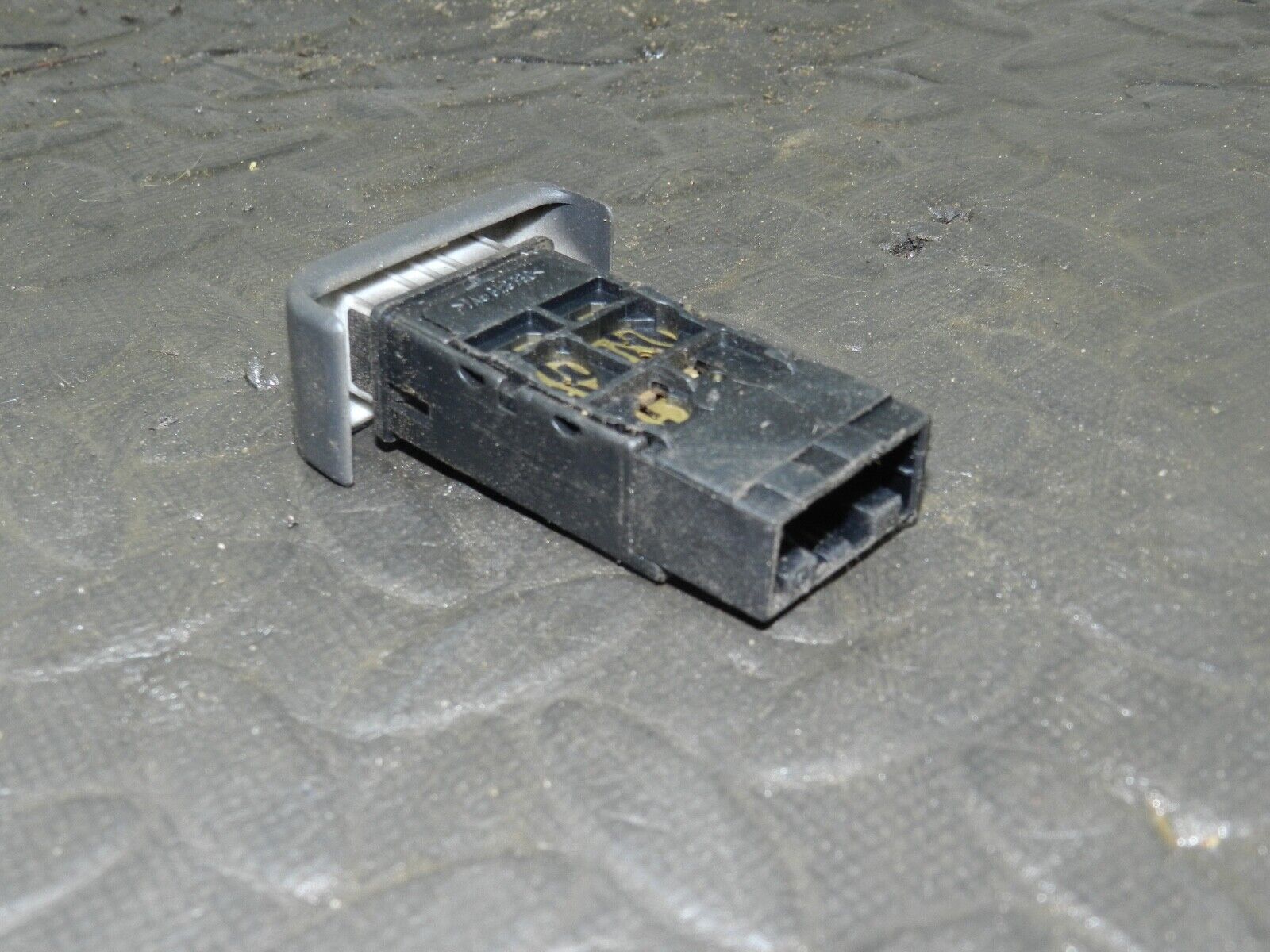 155 1999 LAND ROVER DISCOVERY 2 V8. FOG LIGHT REAR SWITCH BUTTON