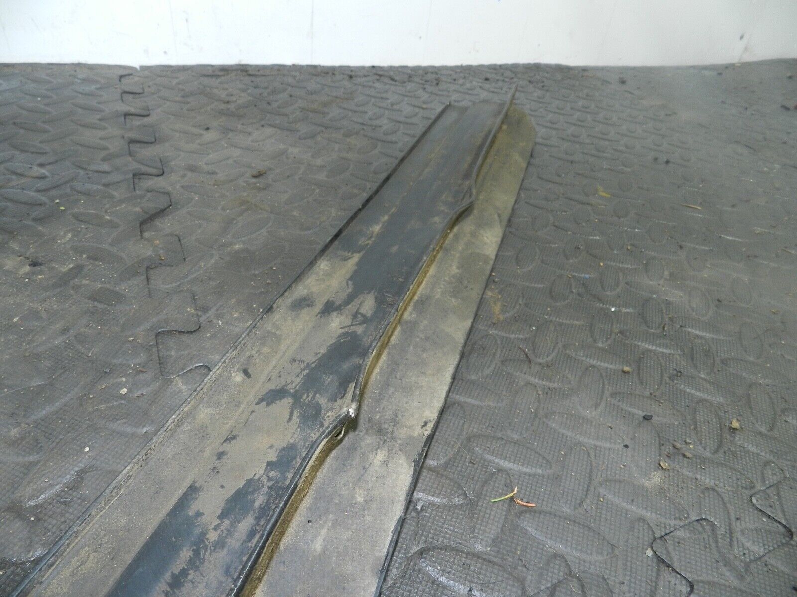 155 1999 LAND ROVER DISCOVERY 2 V8. REAR BUMPER UPPER TRIM - Image 2