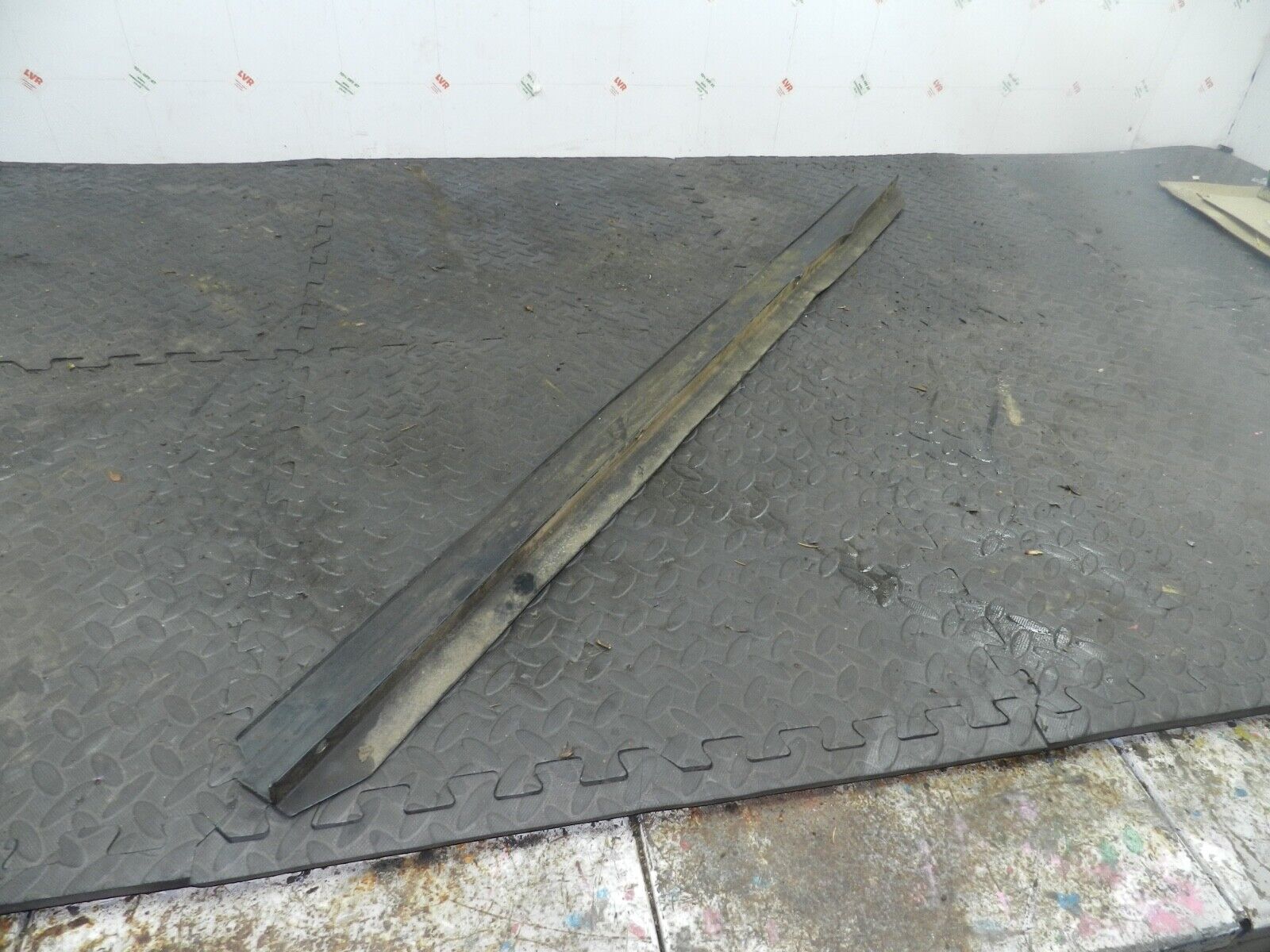 155 1999 LAND ROVER DISCOVERY 2 V8. REAR BUMPER UPPER TRIM - Image 3