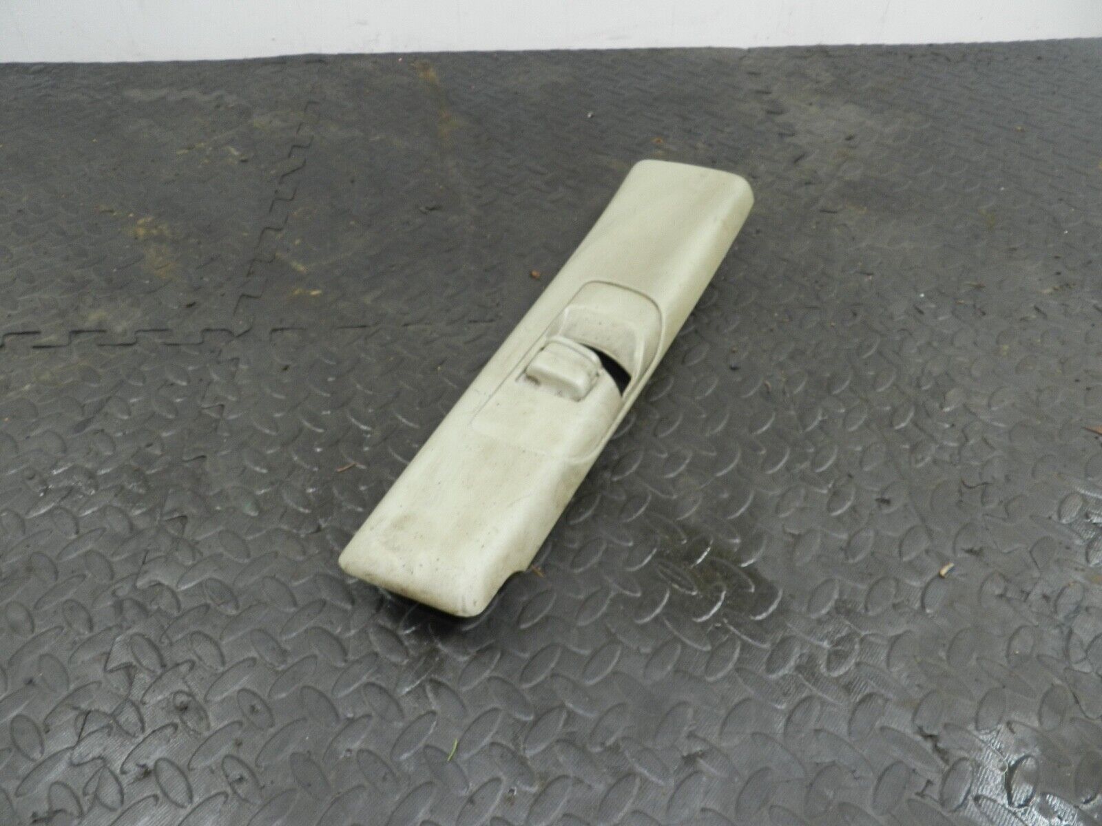155 1999 LAND ROVER DISCOVERY 2 V8. PASSENGER SIDE B PILLAR UPPER TRIM