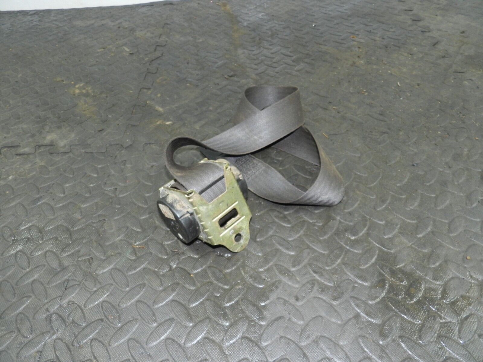 155 1999 LAND ROVER DISCOVERY 2 V8. PASSENGER SIDE FRONT SEAT BELT