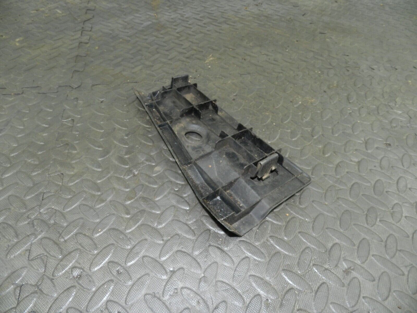 155 1999 LAND ROVER DISCOVERY 2 V8. HEAD LIGHT COVER TRIM
