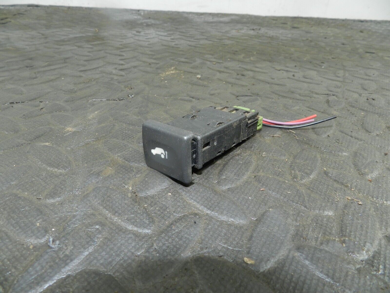 155 1999 LAND ROVER DISCOVERY 2 V8. AIR SUSPENSION SWITCH BUTTON