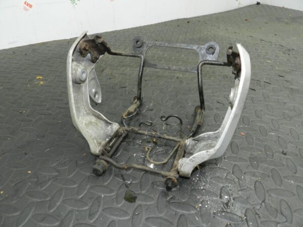 2005 HONDA HORNET CB600FS. HEADLIGHT FRAME BRACKET