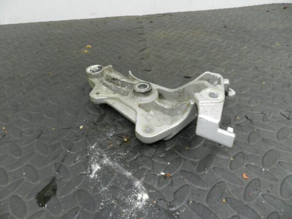 2005 HONDA HORNET CB600FS. FOOT REST MOUNT BRACKET FRAME - Image 2