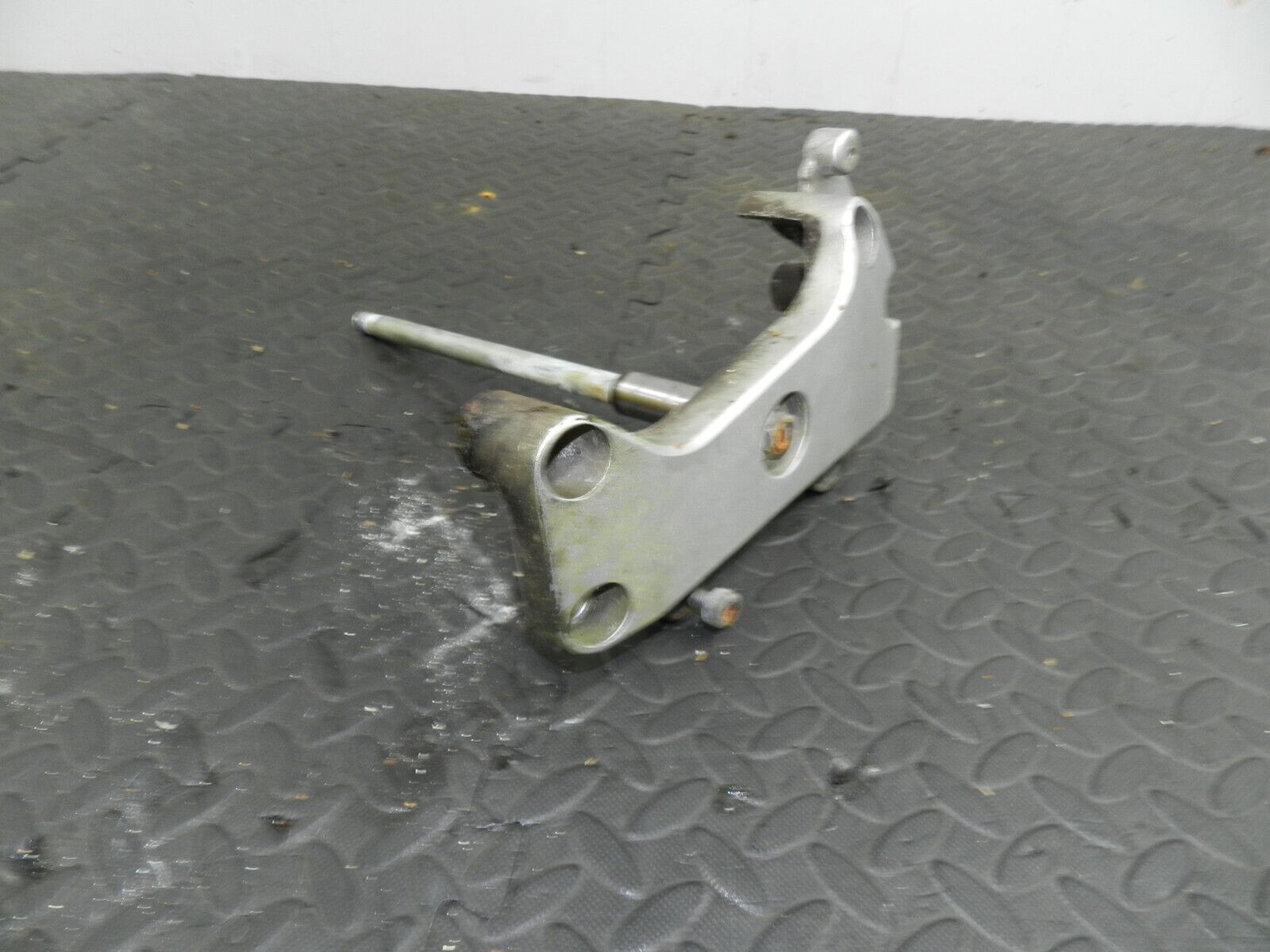 2005 HONDA HORNET CB600FS. FOOT REST MOUNT BRACKET