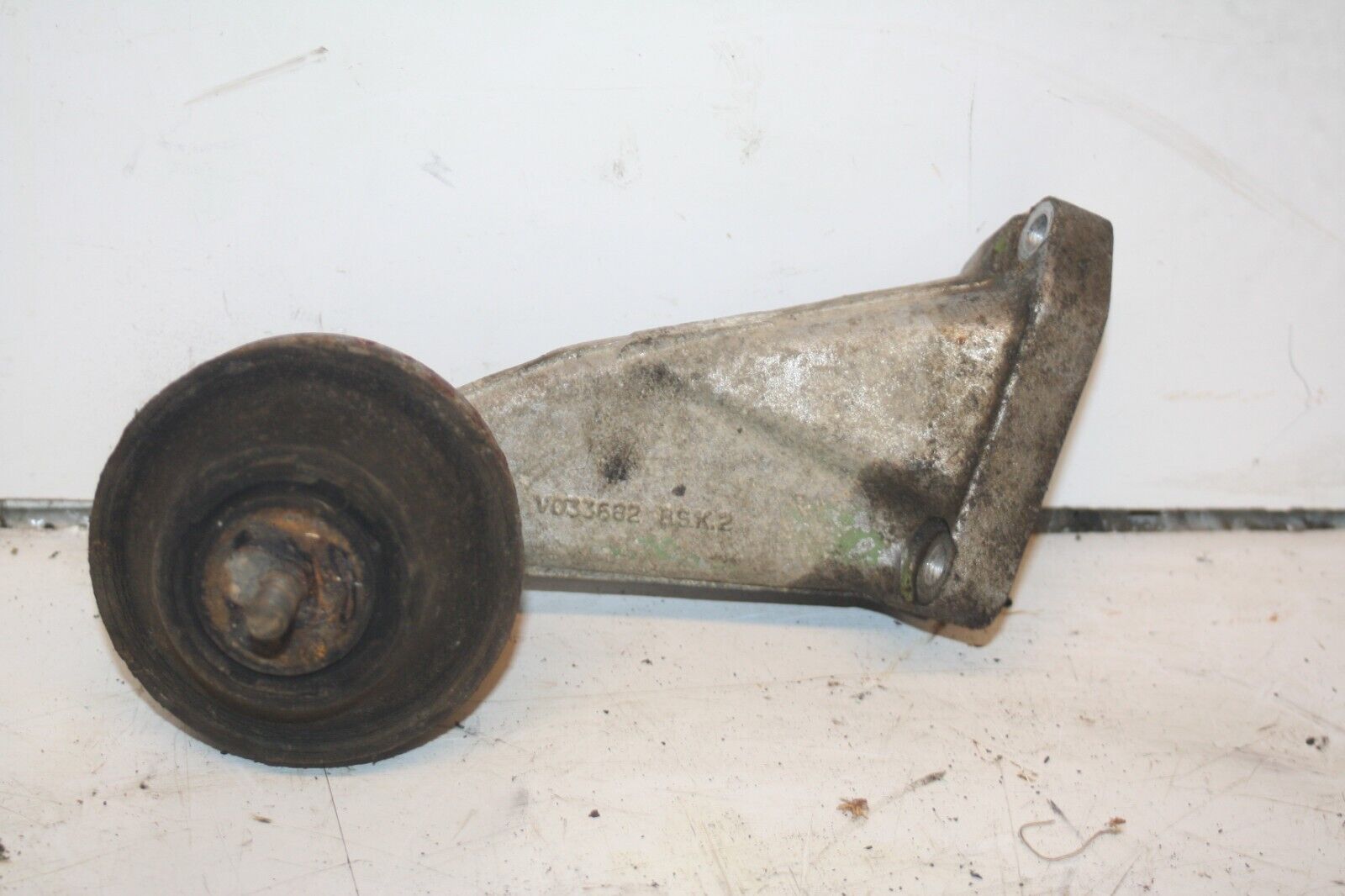 1990 FORD GRANADA MK3. ENGINE MOUNT 87WF-6031-AB