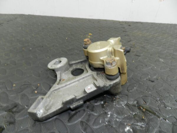 2005 HONDA HORNET CB600FS. REAR BRAKE CALIPER AND MOUNT - Image 2