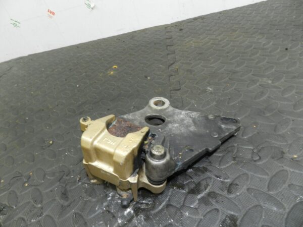 2005 HONDA HORNET CB600FS. REAR BRAKE CALIPER AND MOUNT - Image 3