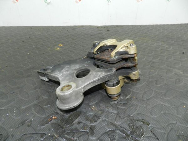 2005 HONDA HORNET CB600FS. REAR BRAKE CALIPER AND MOUNT - Image 4