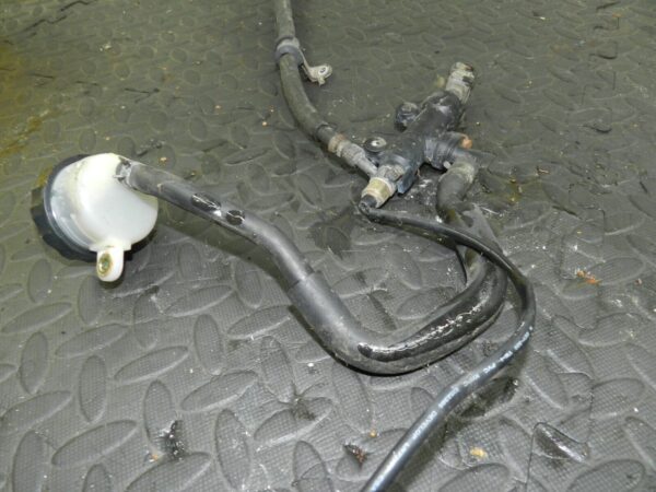 2005 HONDA HORNET CB600FS. REAR BRAKE MASTER CYLINDER AND PIPES - Image 3