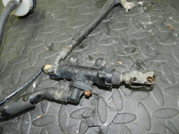2005 HONDA HORNET CB600FS. REAR BRAKE MASTER CYLINDER AND PIPES - Image 4