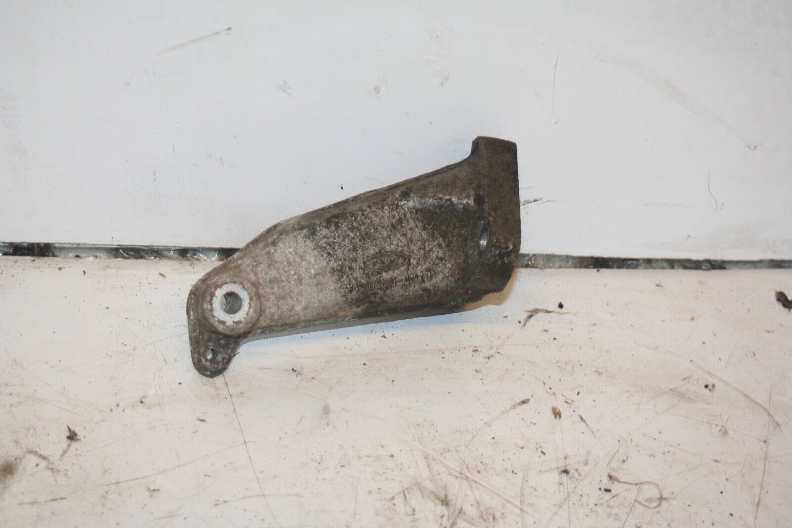 1990 FORD GRANADA MK3. ENGINE MOUNT 87WF-6030-AA