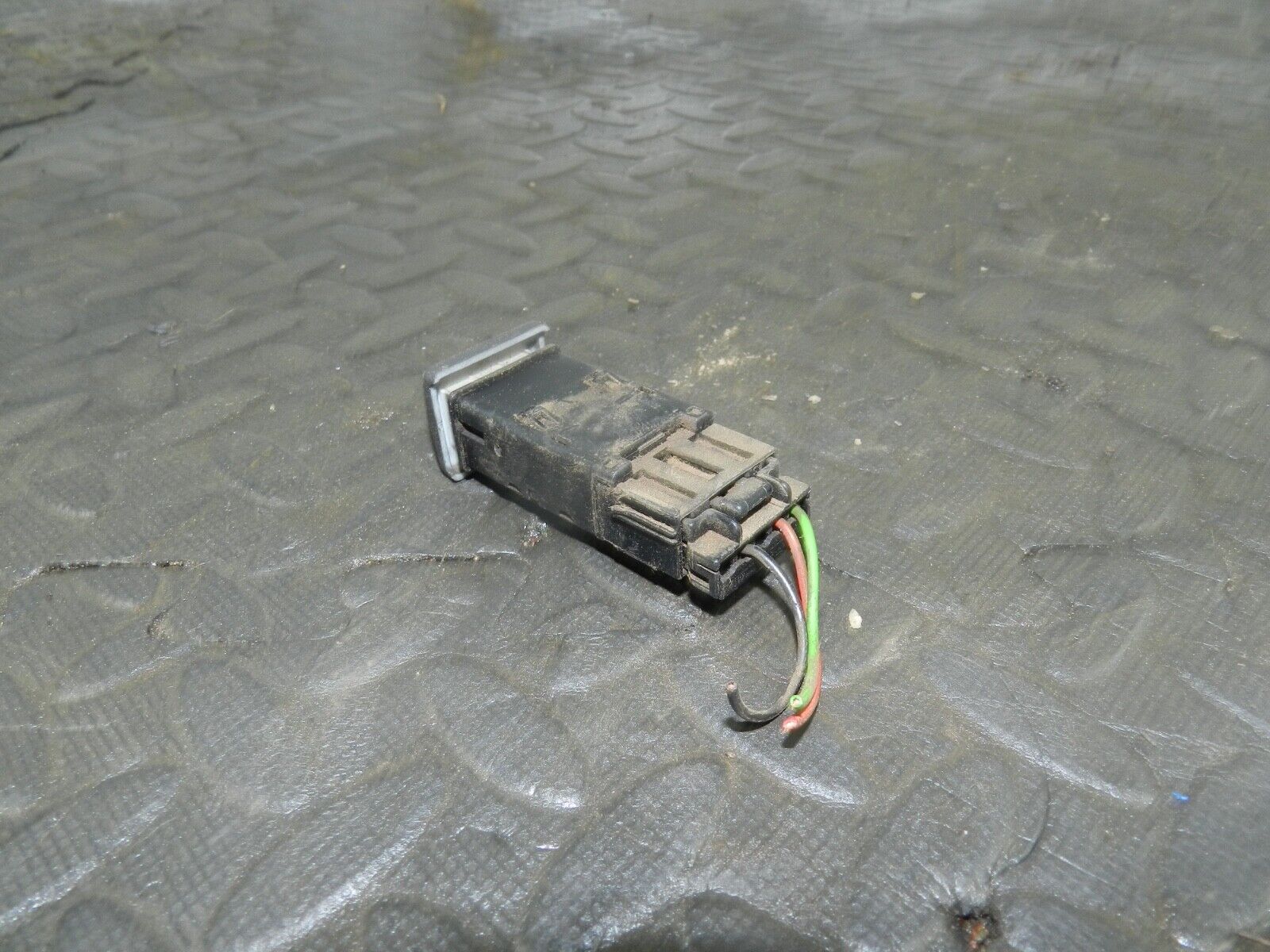 155 1999 LAND ROVER DISCOVERY 2 V8. HAZARD SWITCH BUTTON