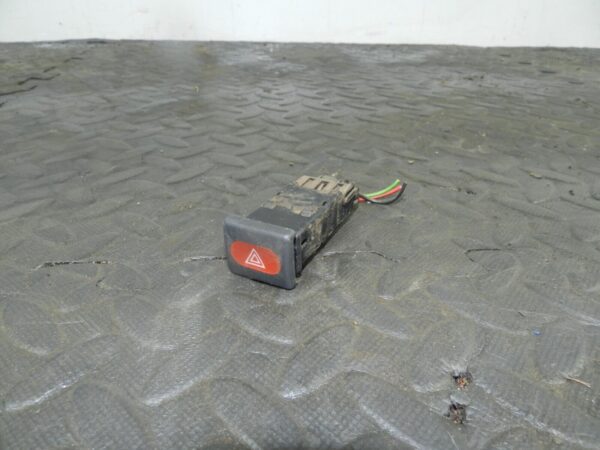 155 1999 LAND ROVER DISCOVERY 2 V8. HAZARD SWITCH BUTTON - Image 2