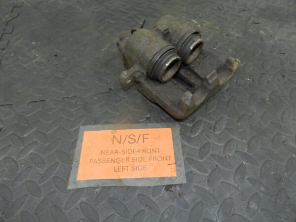 155 1999 LAND ROVER DISCOVERY 2 V8. PASSENGER SIDE FRONT BRAKE CALIPER - Image 2