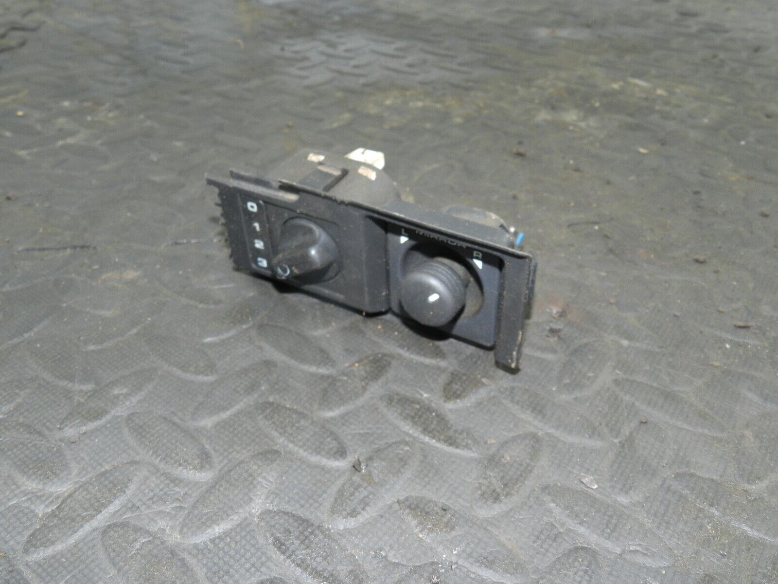 155 1999 LAND ROVER DISCOVERY 2 V8. HEAD LIGHT ADJUSTER MIRROR CONTROL SWITCH