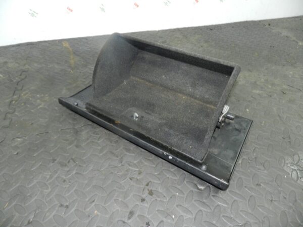 155 1999 LAND ROVER DISCOVERY 2 V8. GLOVE BOX LID HOUSING - Image 2