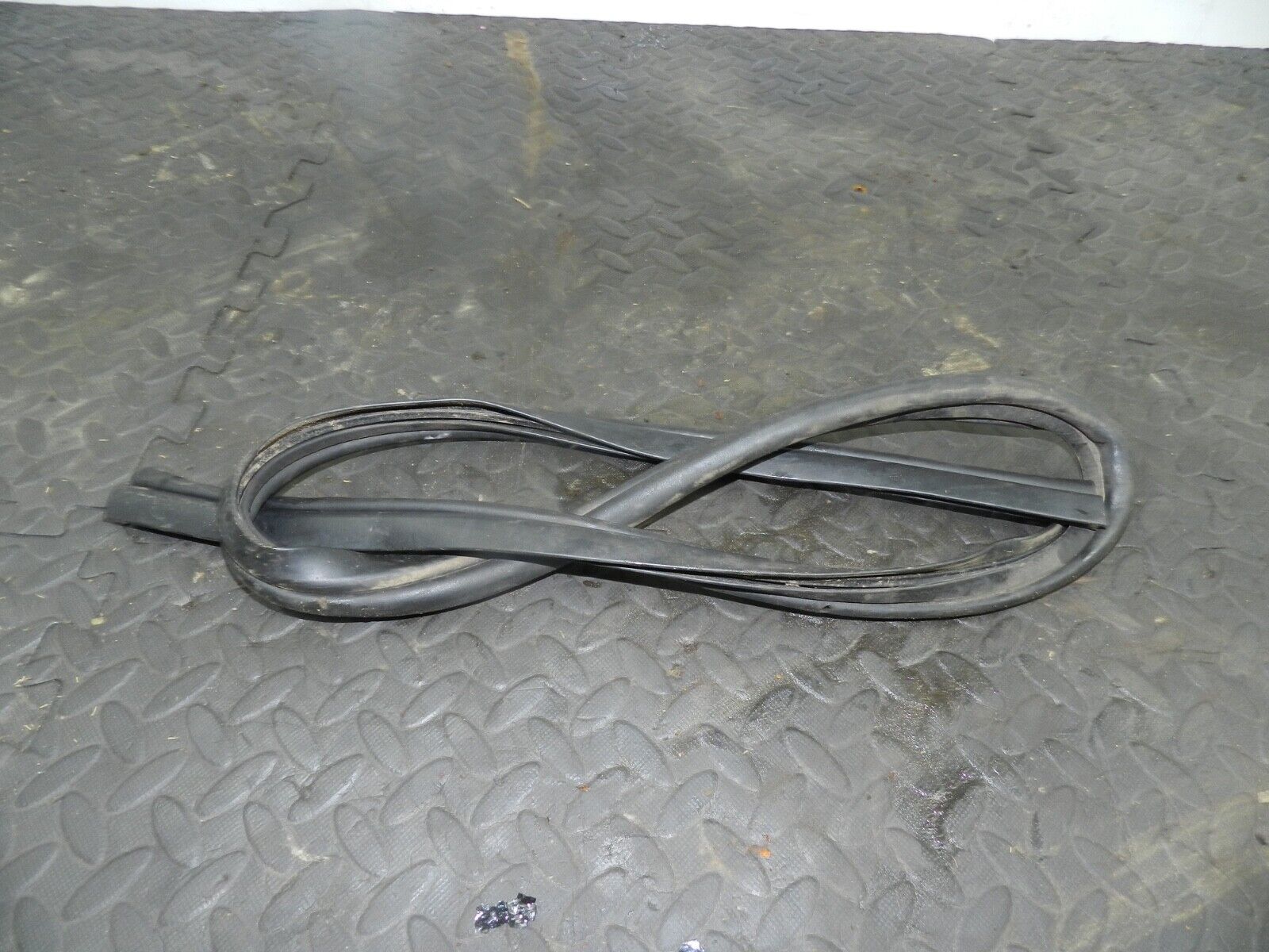 155 1999 LAND ROVER DISCOVERY 2 V8. BONNET RUBBER SEAL