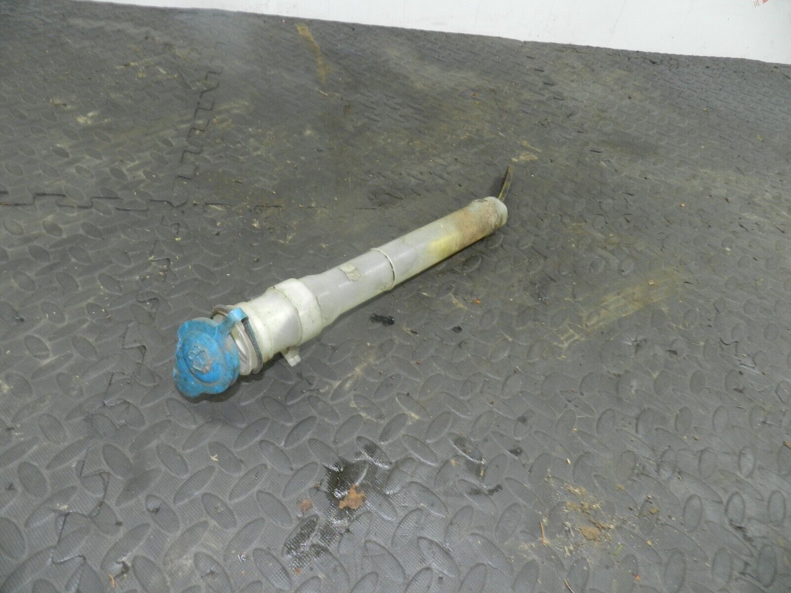 155 1999 LAND ROVER DISCOVERY 2 V8. SCREEN WASH WASHER FILL UP PIPE