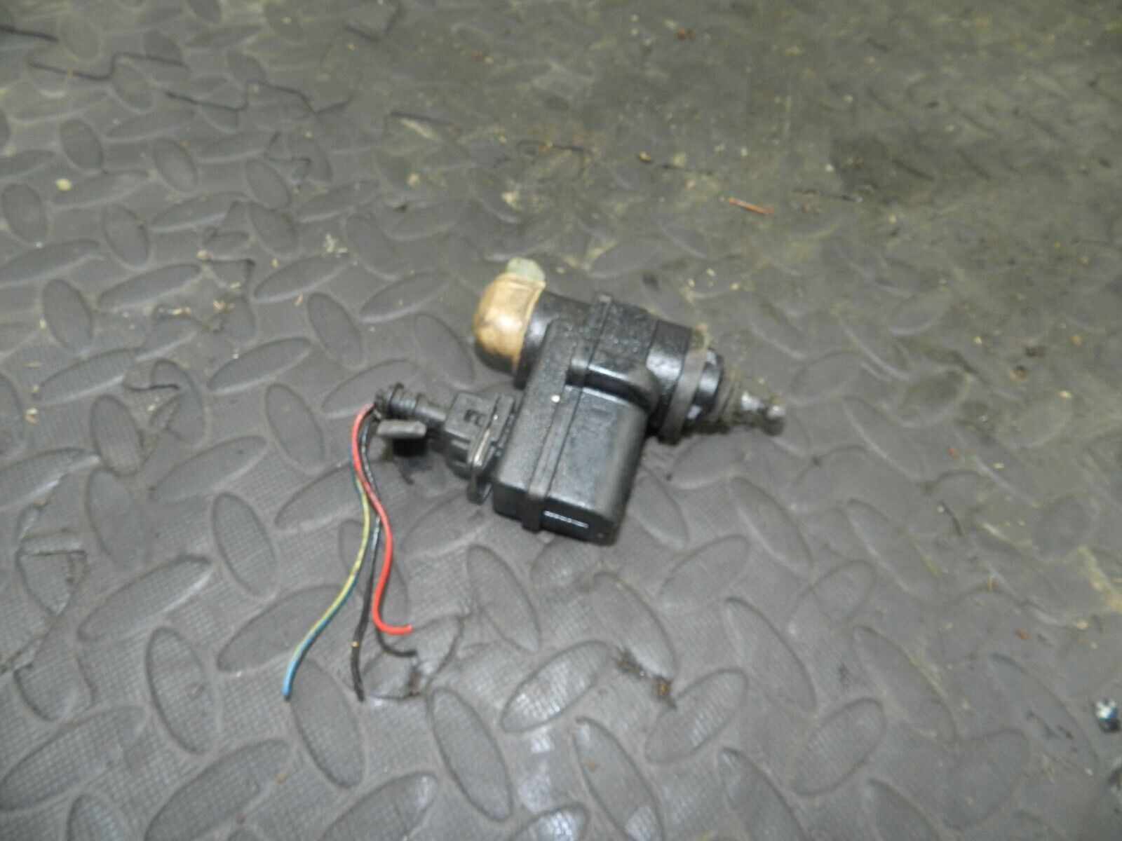 155 1999 LAND ROVER DISCOVERY 2 V8. HEADLIGHT ADJUSTER PASSENGER SIDE