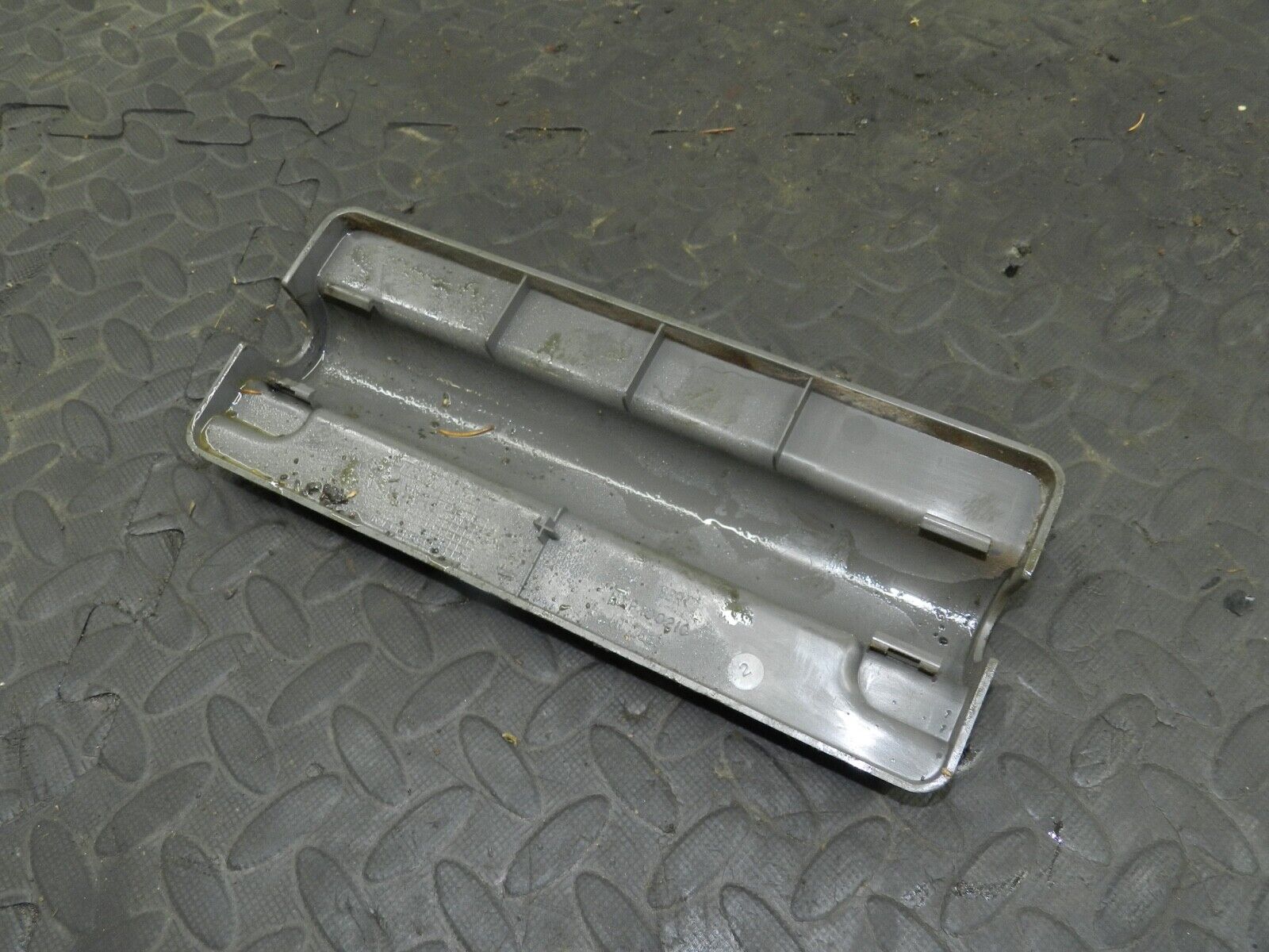 155 1999 LAND ROVER DISCOVERY 2 V8. 3rd THIRD ROW SEAT BRACKET FRAME COVER - Image 2