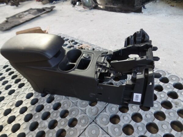 2013 Mk3 Ford Focus Center Console Panel with Cup holder / Arm Rest
