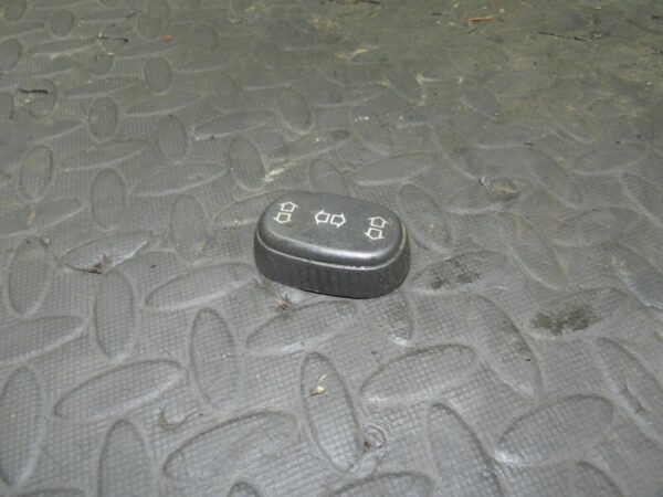 155 1999 LAND ROVER DISCOVERY 2 V8. ELECTRIC SEAT BUTTON - Image 2