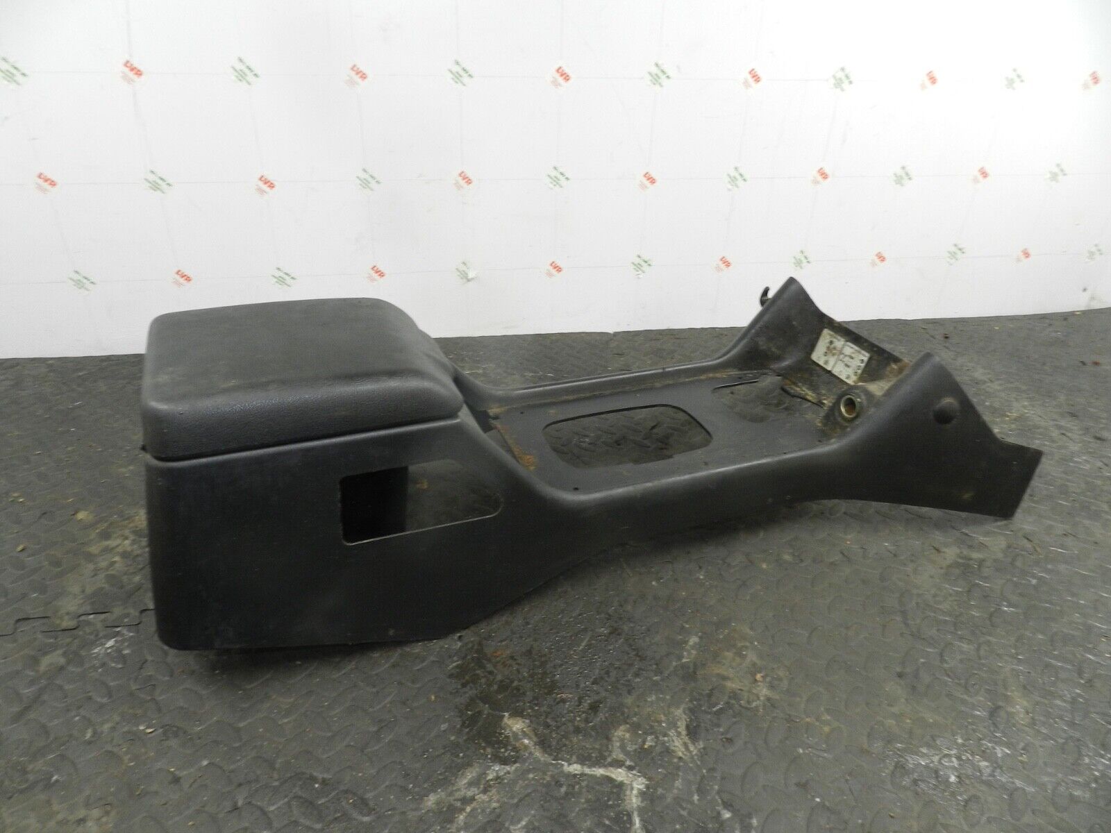 155 1999 LAND ROVER DISCOVERY 2 V8. CENTRE CONSOLE FRAME, HOLE IN STORAGE POCKET