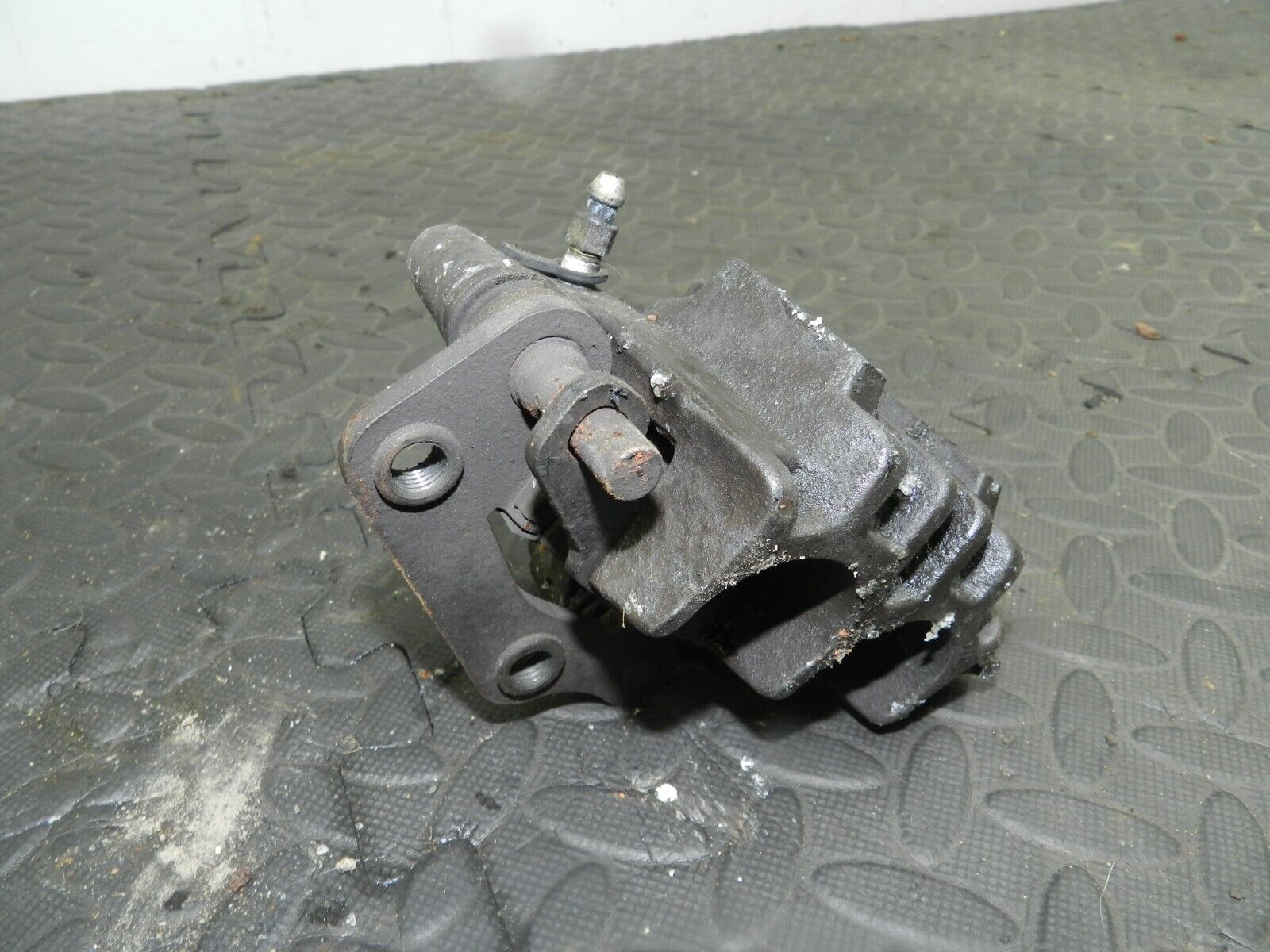 2004 SUSUKI GSXF600. FRONT BRAKE CALIPER - Image 3
