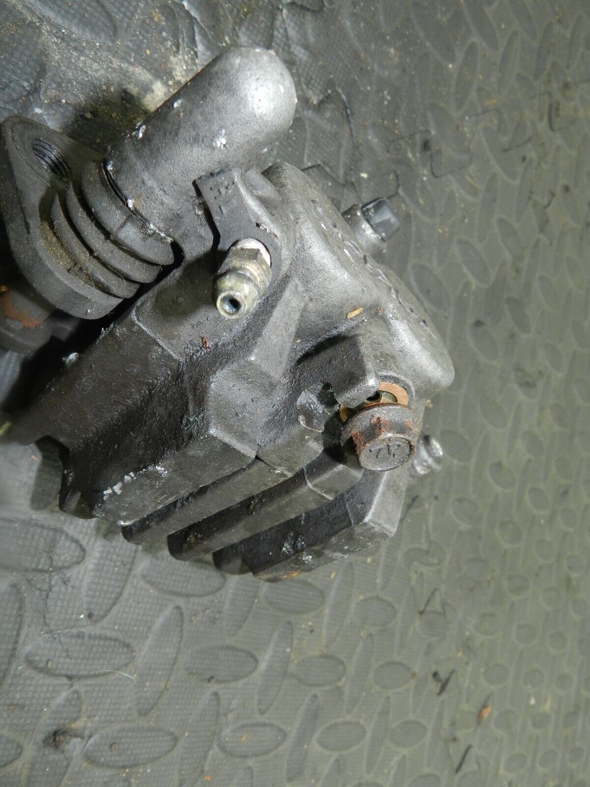 2004 SUSUKI GSXF600. FRONT BRAKE CALIPER - Image 4
