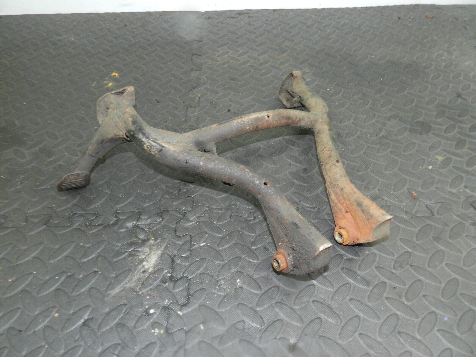 2004 SUSUKI GSXF600. BIKE STAND FRAME CENTRE STAND