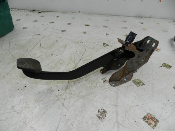 (129) 2005 HONDA JAZZ. BRAKE PEDAL