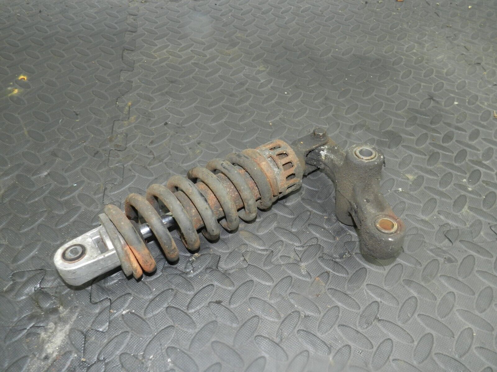 2004 SUSUKI GSXF600. REAR SUSPENSION UNIT