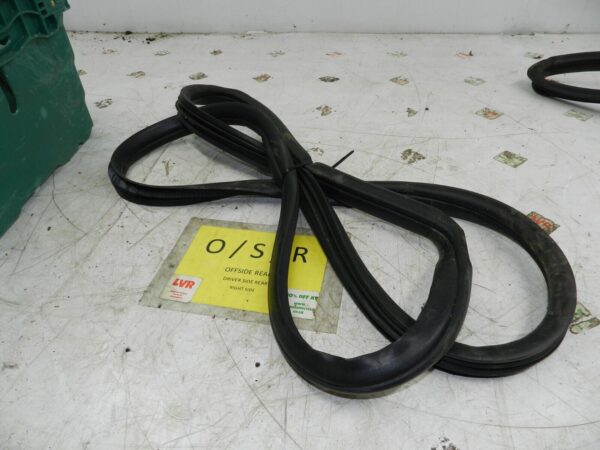 (129) 2005 HONDA JAZZ. DRIVER SIDE REAR DOOR RUBBER SEAL - Image 2